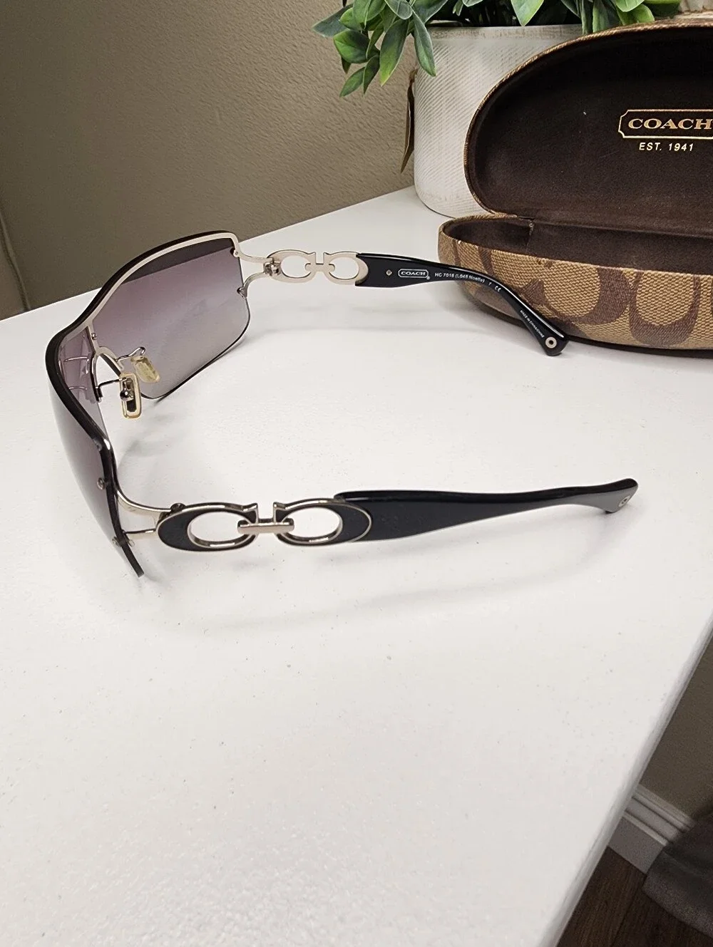 Coach Women's Black Gradient Sunglasses with Signature Case HC 7018 NOELLE